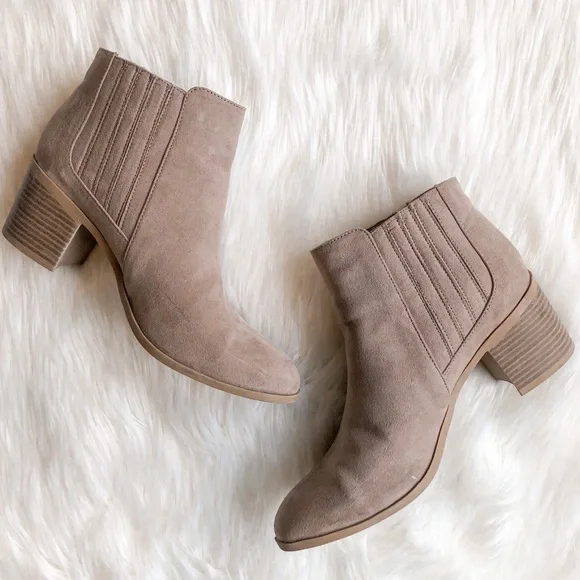 Lulu’s Shasta Taupe Suede Ankle Booties, size 8 - Picture 8 of 11